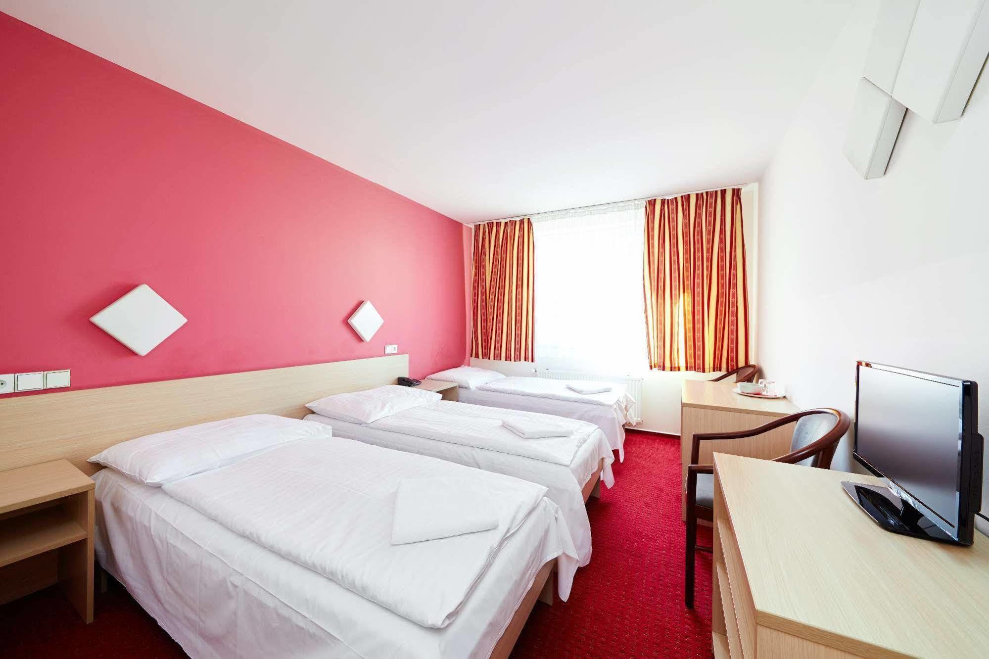 Hotel Mars Praha Bagian luar foto