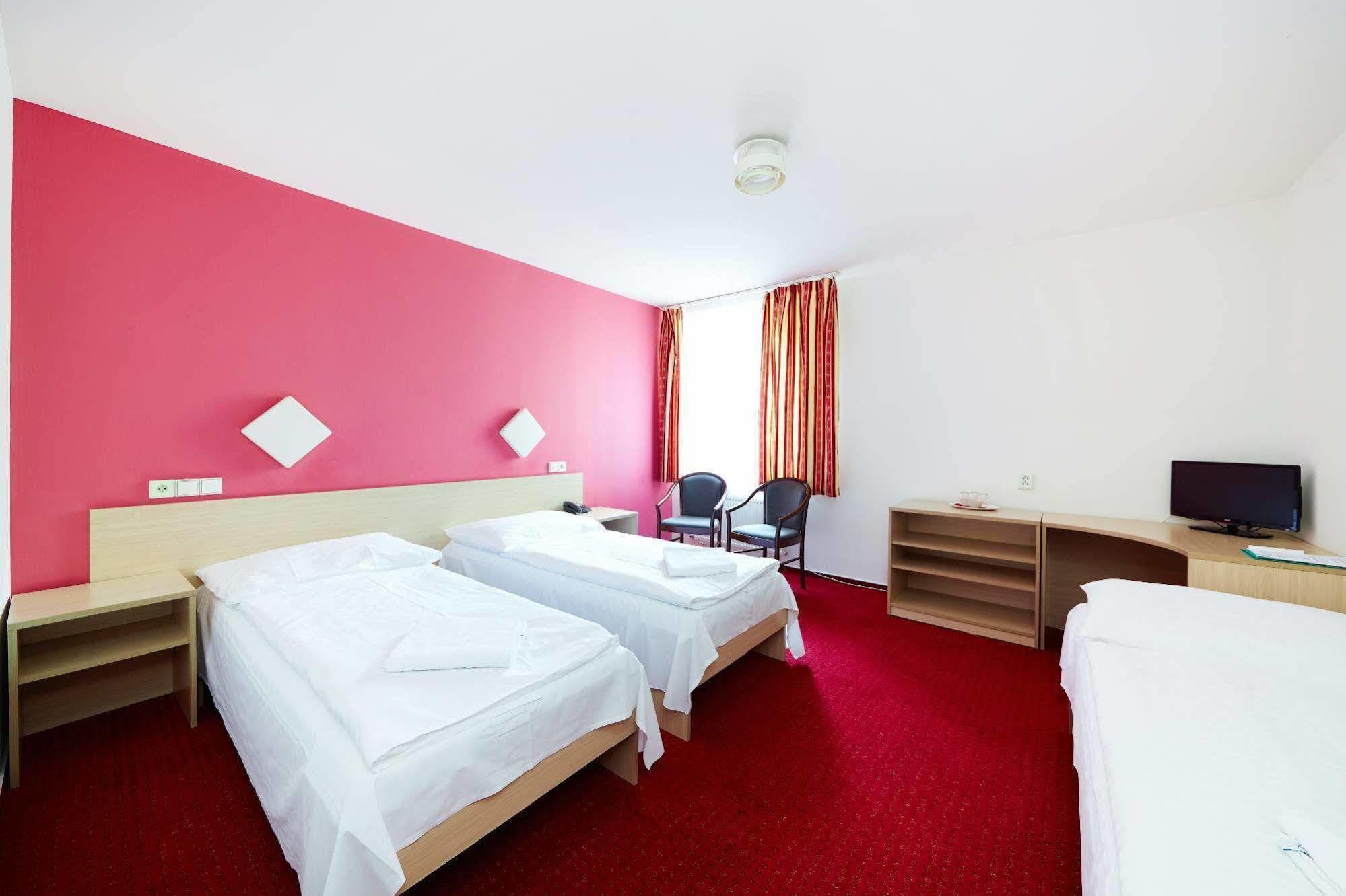 Hotel Mars Praha Bagian luar foto